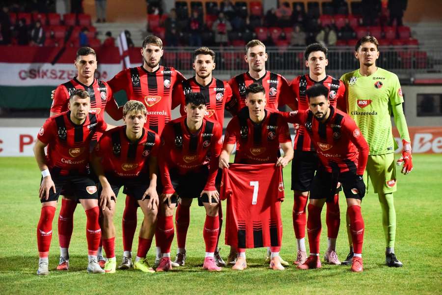 Jucătorii de la Csikszereda prezintă tricoul cu numărul 7, în semn de omagiu pentru Ioó Edvin
