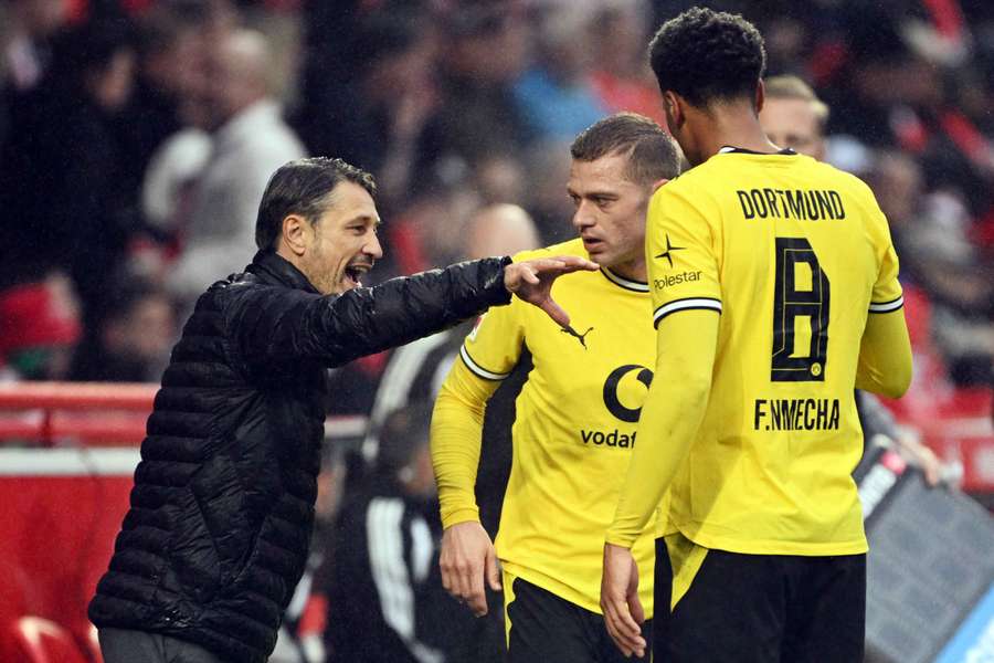 Il tecnico del Dortmund, Niko Kovac, dà indicazioni ai propri uomini Il tecnico del Dortmund, Niko Kovac, dà indicazioni ai propri uomini