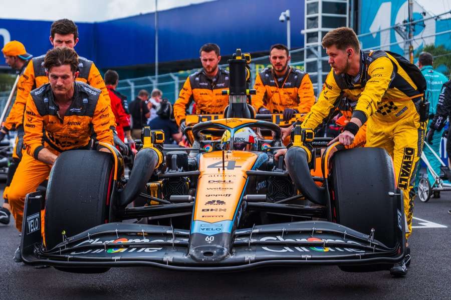 L'écurie Mclaren autour de la voiture de Norris à Miami.