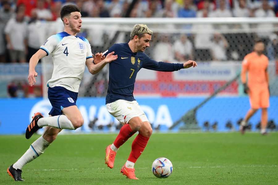 Griezmann tem tido papel defensivo de dar suporte ao lateral Koundé