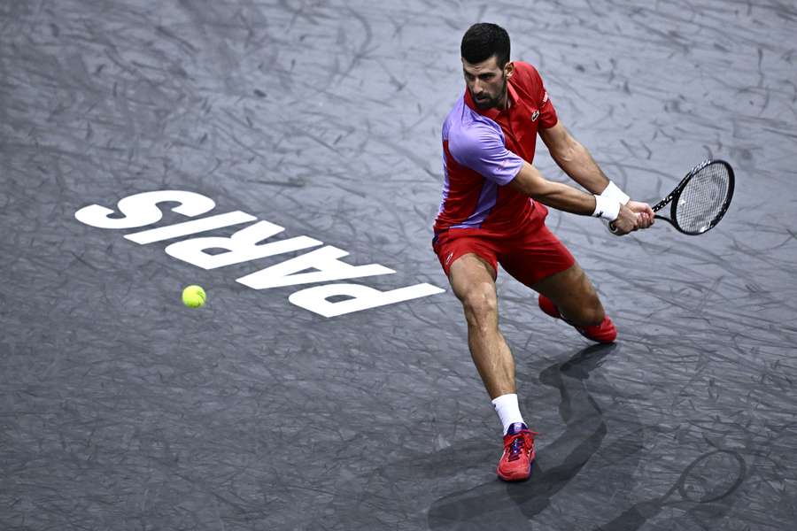 Novak Djokovic havde ingen problemer med at spille sig videre i Paris onsdag. Sidste år var han i finalen, hvor han tabte til danske Holger Rune.