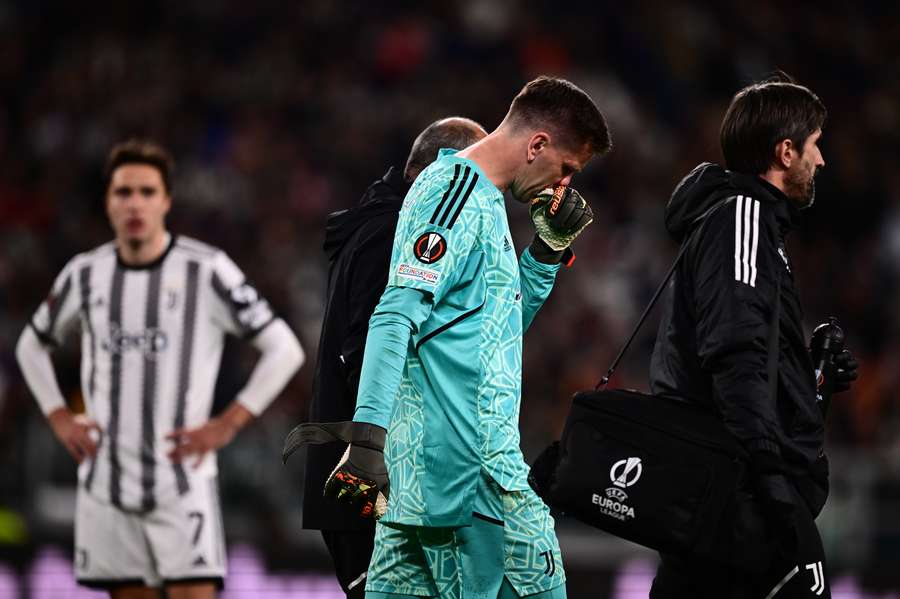 Goleiro Szczesny deixou campo com dores no peito no primeiro tempo