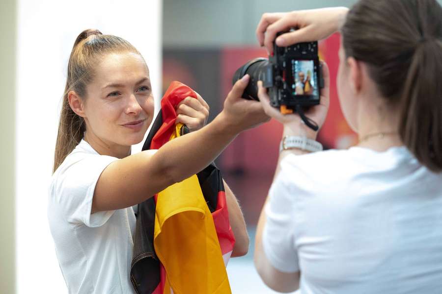 Gina Lückenkemper bei der Einkleidung des deutschen Olympia-Teams.