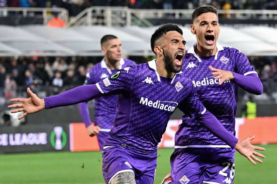 Nicolas Gonzalez de la Fiorentina sărbătorește după ce a marcat un gol în timpul meciului cu Viktoria Plzen