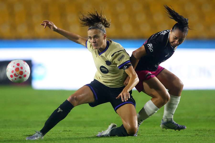 Irene Paredes desvía el balón Irene Paredes desvía el balón