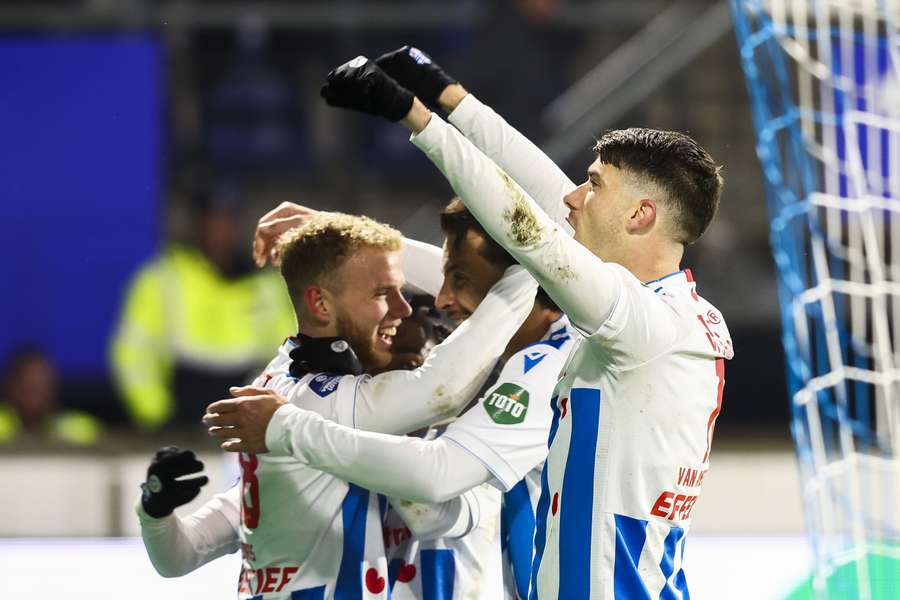 sc Heerenveen won met speels gemak het thuisduel met Almere