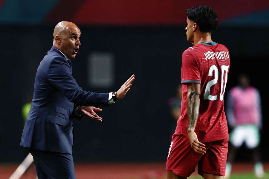 Roberto Martínez com João Cancelo no Portugal-Nigéria