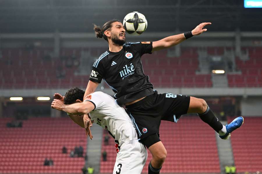 Grék vymení slovenské trávniky za tie poľské.