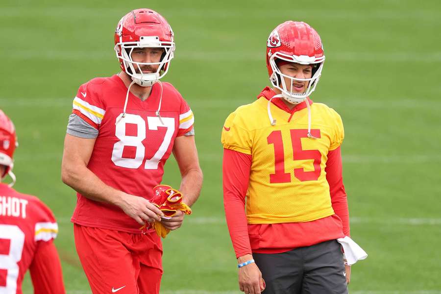 Tracis Kelce (esq.) e Patrick Mahomes (dir.) lideram os Chiefs
