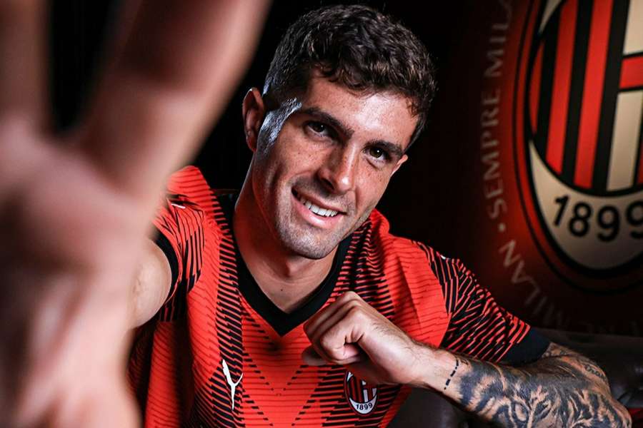 Pulisic posou com a camisa do Milan