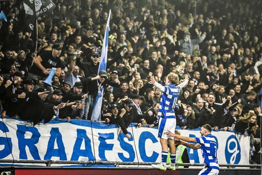 Groot feest bij De Graafschap na de 2-1 van Simon Colyn