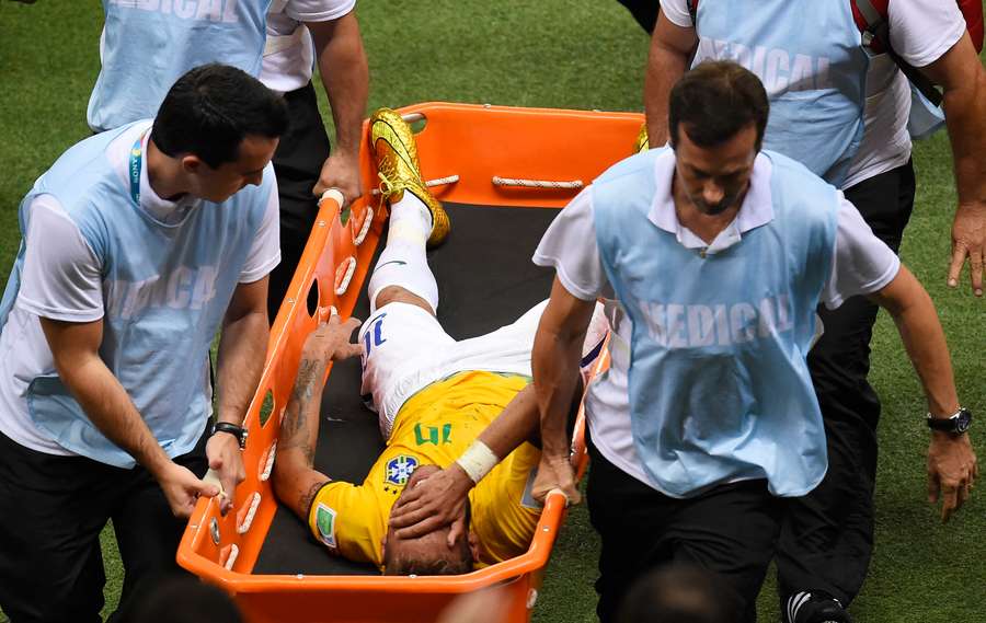 Neymar sofreu uma lesão na coluna que o tirou da Copa do Mundo de 2014 Neymar sofreu uma lesão na coluna que o tirou da Copa do Mundo de 2014