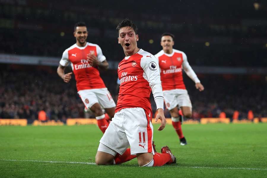 Ex-Schalker Özil: "Nicht zur Fahrstuhlmannschaft werden"