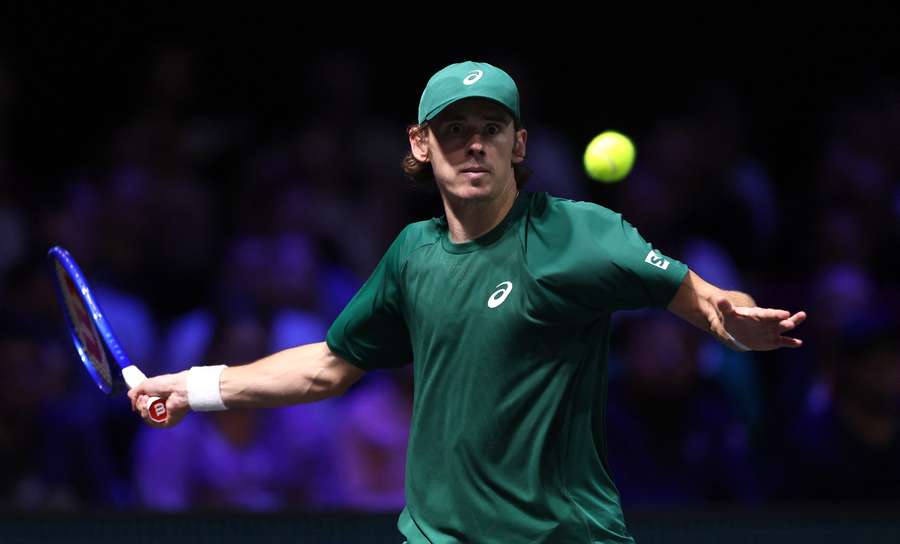 Alex de Minaur face à Alexander Bublik en quart de finale du Rolex Paris Masters à Nanterre. Alex de Minaur face à Alexander Bublik en quart de finale du Rolex Paris Masters à Nanterre.