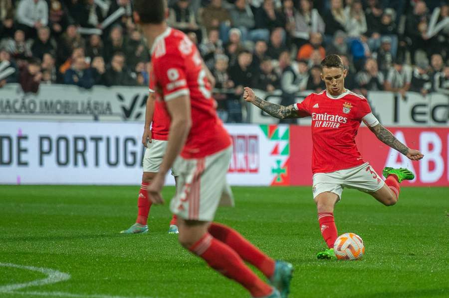Grimaldo descomplica e Enzo faz as pazes: Benfica vence Varzim (0-2) e segue na Taça