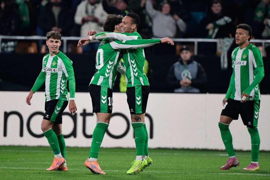 Abde y Antony celebran el segundo gol del Betis