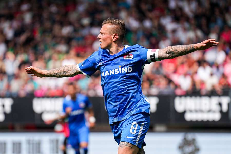 Jordy Clasie juicht nadat hij de 0-2 heeft laten aantekenen