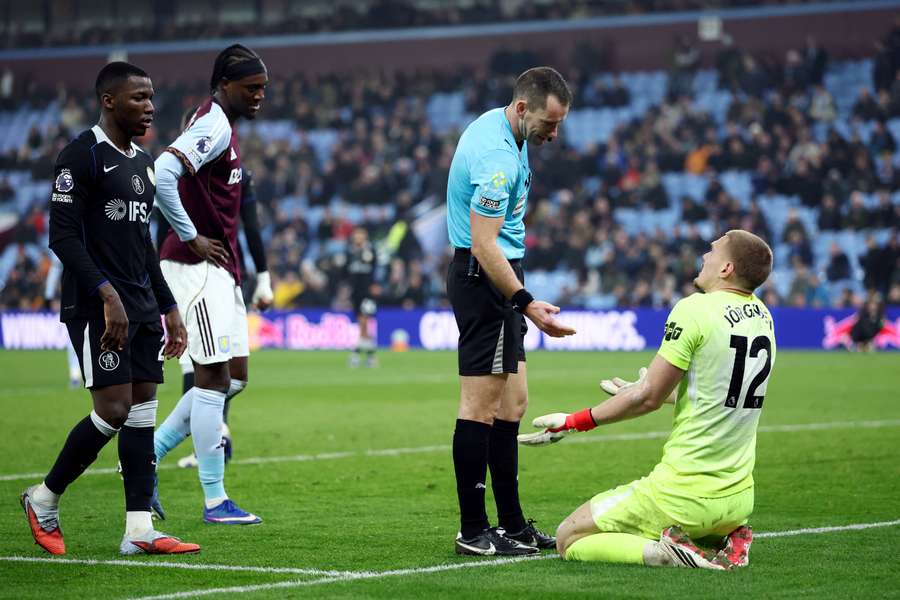 Sędzia Jarred Gillett rozmawia z Filipem Joergensenem podczas meczu Premier League pomiędzy Aston Villą i Chelsea na Villa Park 4 marca 2026 r.