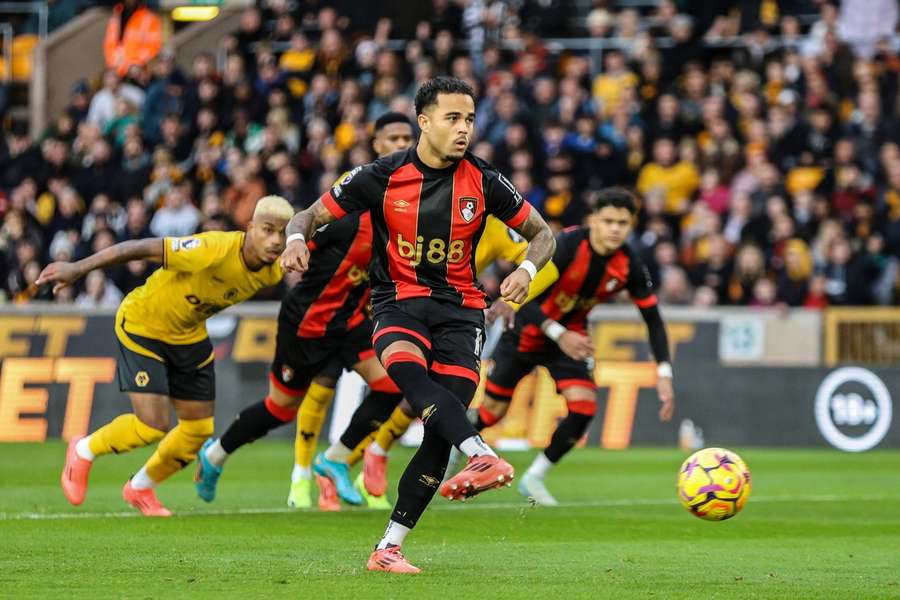 Justin Kluivert anotou hat-trick de pênalti em Wolverhampton 2x4 Bournemouth