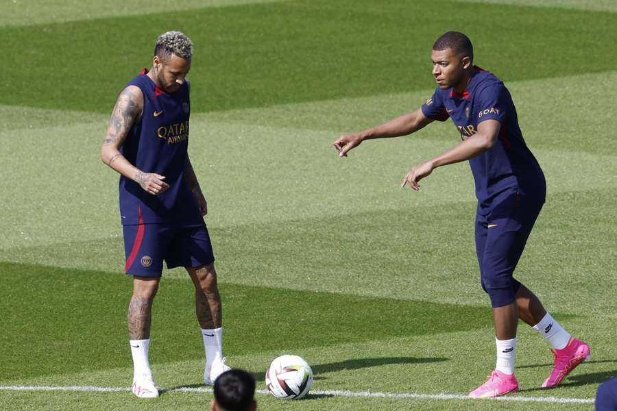 Neymar Jr (L) en Kylian Mbappe (R) op de donderdagtraining van PSG