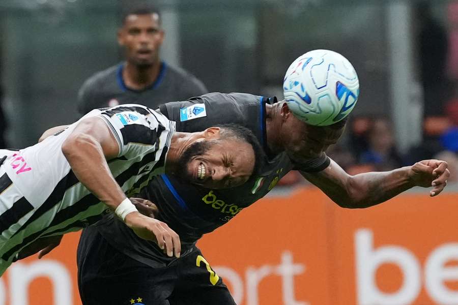 Akanji contro Ebosse