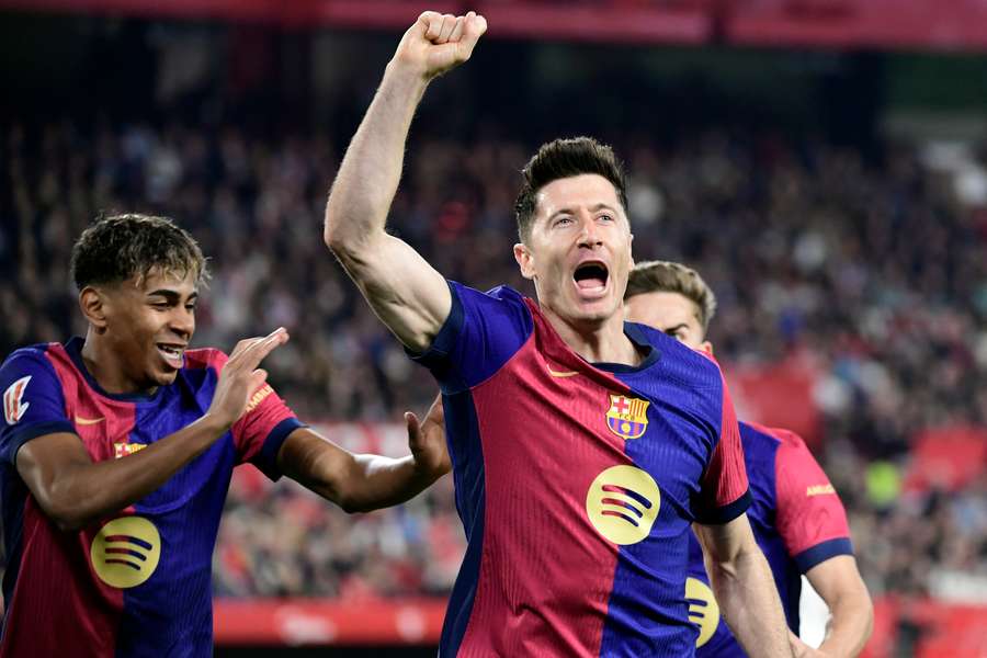 Lewandowski celebra el gol con el que abrió la goleada en Sevilla