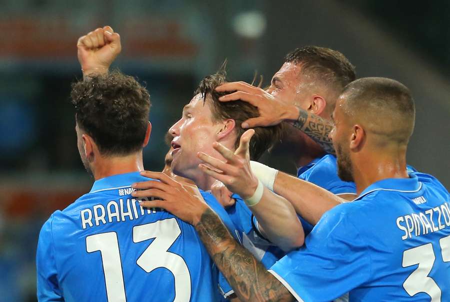 Scott McTominay portato in trionfo dai compagni