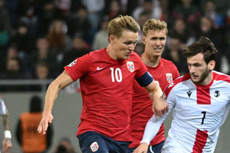 Martin Ødegaard, her i duel med Napolis superstjerne, Khvicha Kvaratskhelia, har ikke scoret i sine seneste 11 landskampe for Norge. Martin Ødegaard, her i duel med Napolis superstjerne, Khvicha Kvaratskhelia, har ikke scoret i sine seneste 11 landskampe for Norge.