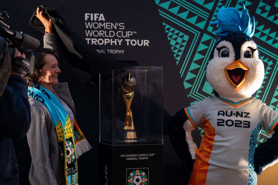 Cel mai râvnit trofeu din fotbalul feminin internațional și mascota turneului, Tazuni