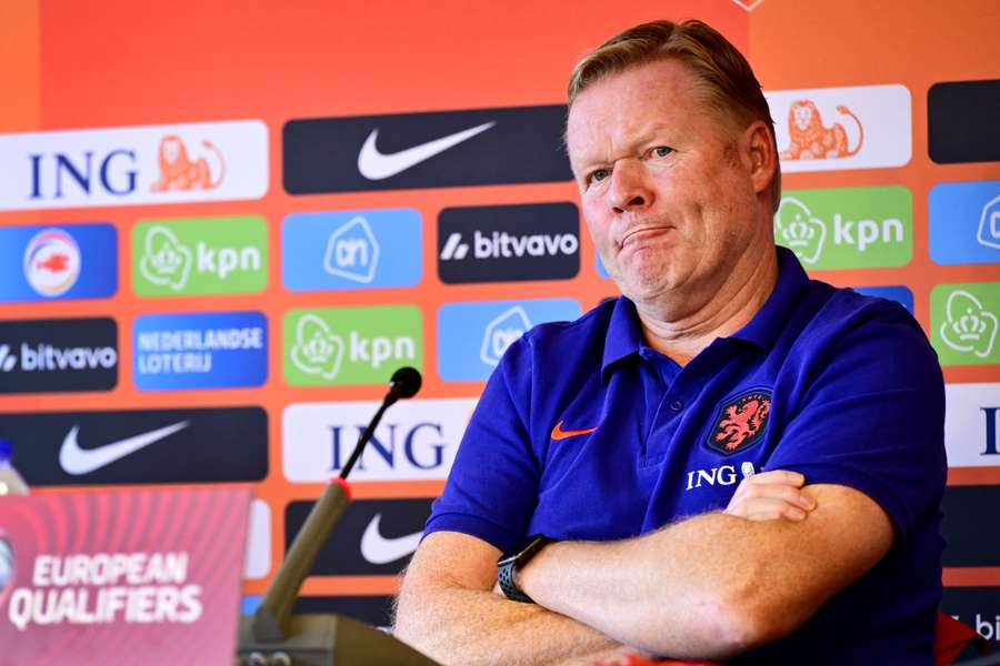 Koeman tijdens de persconferentie