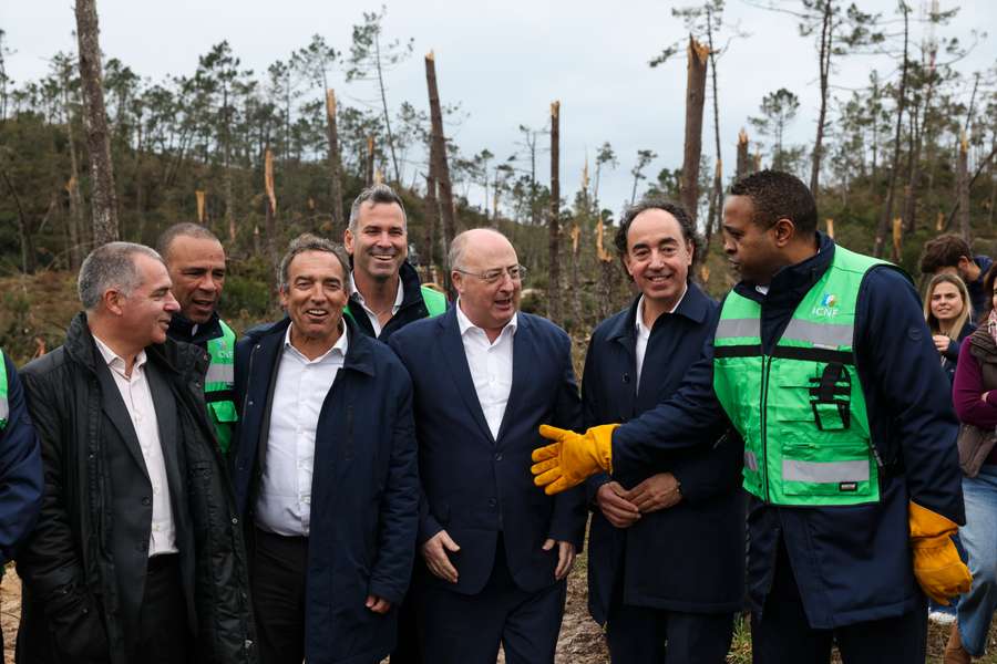 O ministro da Agricultura e Mar, José Manuel Fernandes, acompanhado pelo presidente da Liga, Reinaldo Teixeira