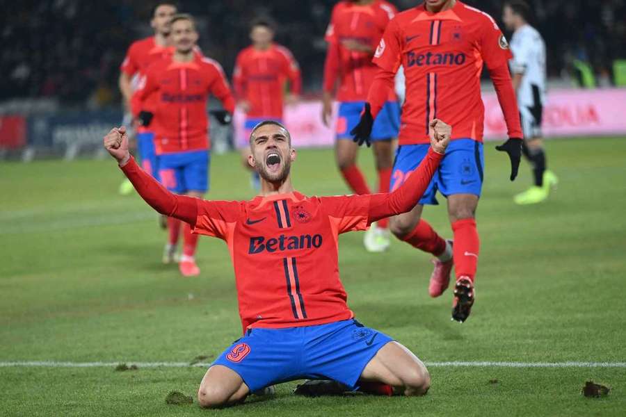 Daniel Bîrligea celebrează marcarea unui gol pentru FCSB
