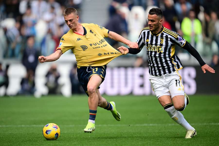 Juventus' Filip Kostic kæmper om bolden med Genoas Albert Gudmundsson.