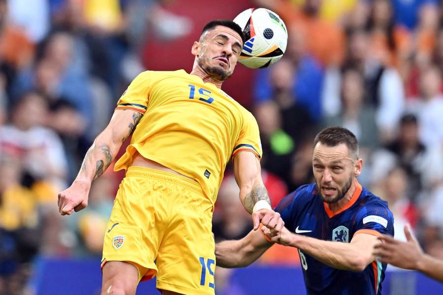 Andrei Burcă în duel cu  Stefan de Vrij în Olanda - România la EURO 2024 