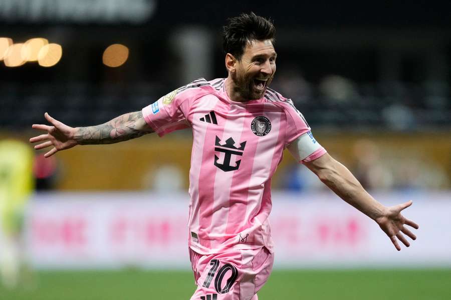 Leo Messi celebra su gol contra el Oporto.