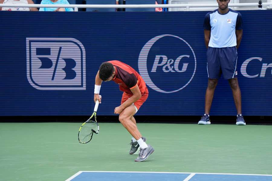 Alcaraz slaat zijn racket kapot