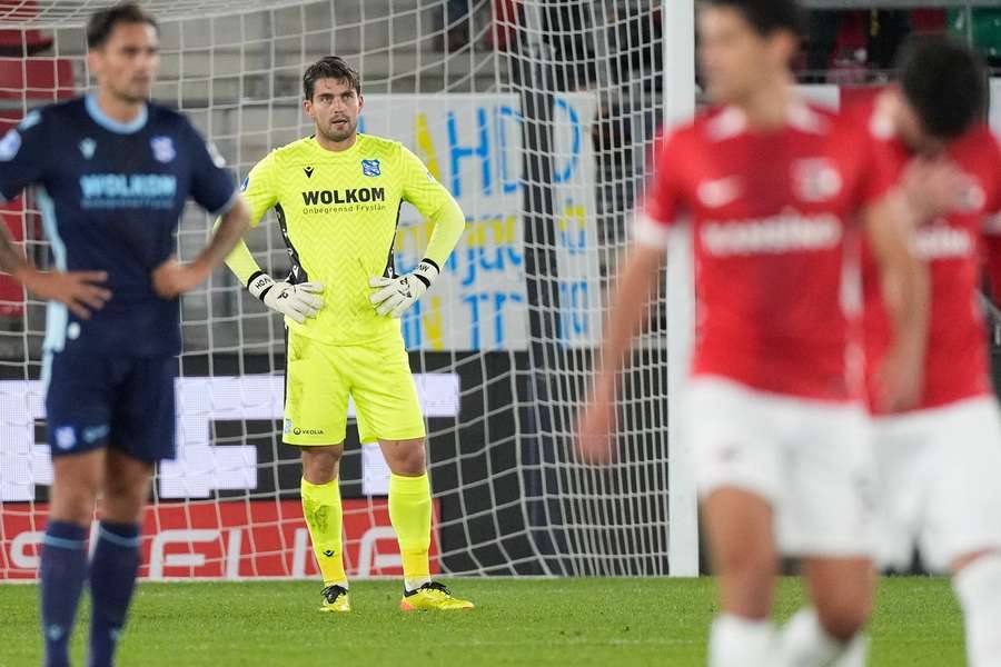 Mickey van der Hart i Heerenveen watches with disturbed duration loss 9-1 against AZ Mickey van der Hart i Heerenveen watches with disturbed duration loss 9-1 against AZ