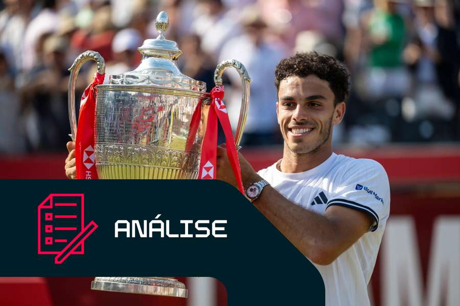 Francisco Cerundolo a apresentar o troféu em Queen's
