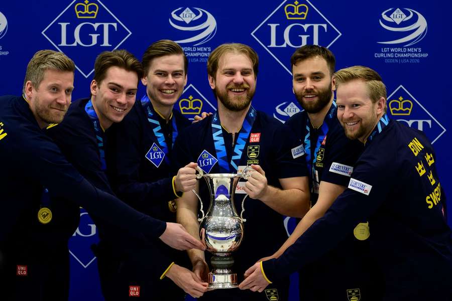 Alexander Lindström, Simon Olofsson, Christoffer Sundgren, Rasmus Wranaa, Oskar Eriksson, and Niklas Edin celebrate the gold medal 