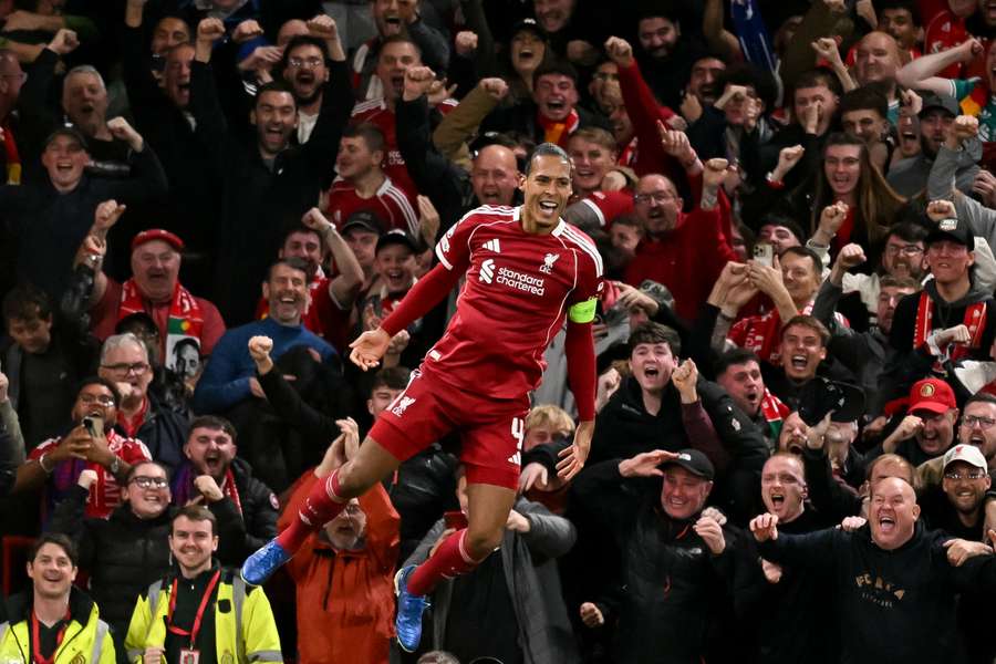 Virgil van Dijk plane sur Anfield Virgil van Dijk plane sur Anfield