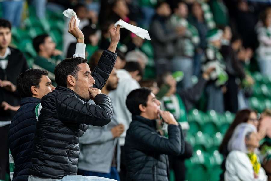 Adeptos mostraram lenços brancos ao treinador Rui Borges Adeptos mostraram lenços brancos ao treinador Rui Borges