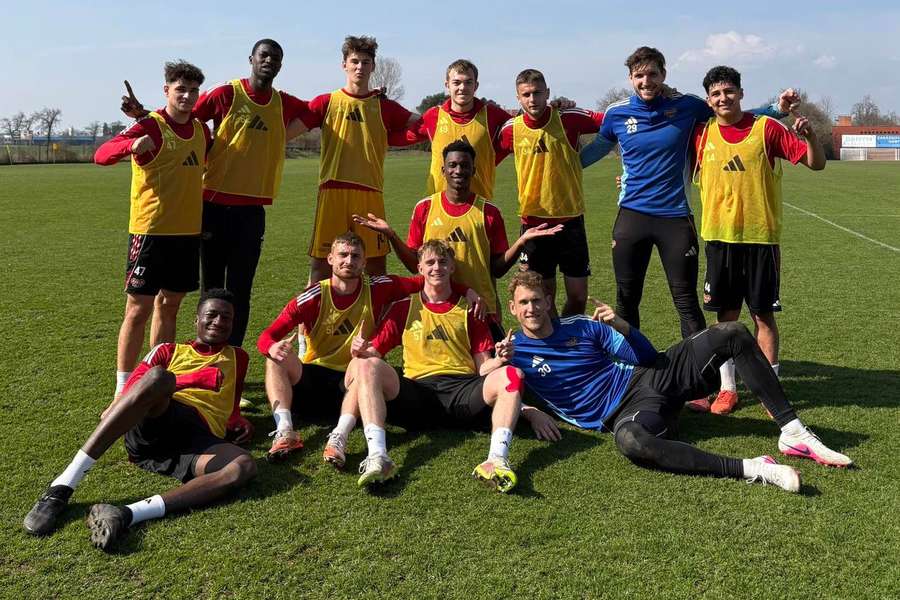 Cizinci musí makat pro tým! Šustr tmelí kabinu Dukly, ta se vydala na soustředění