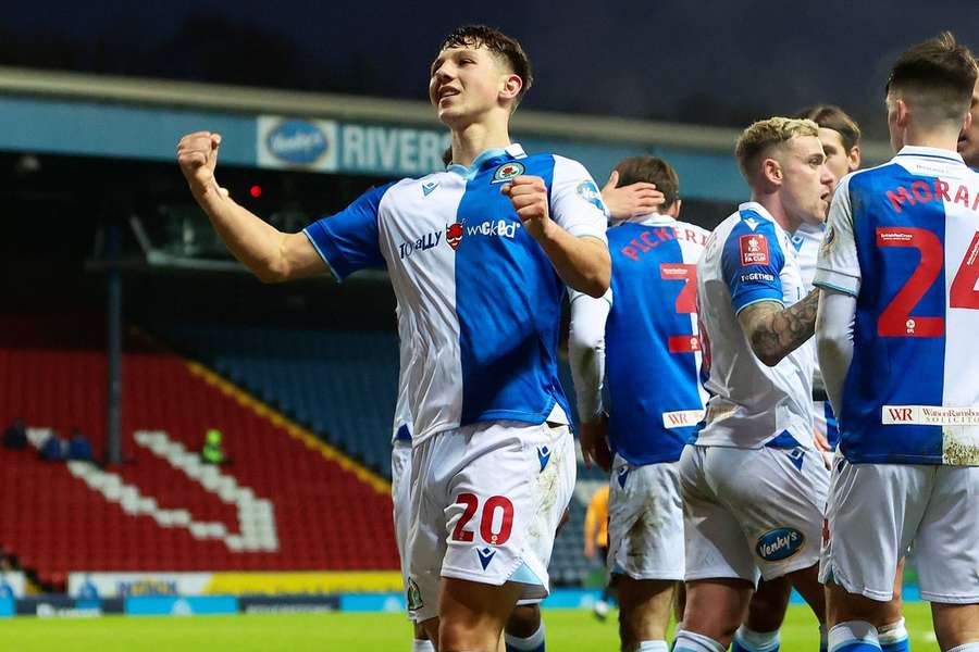 A camisola do Blackburn com o novo patrocinador A camisola do Blackburn com o novo patrocinador