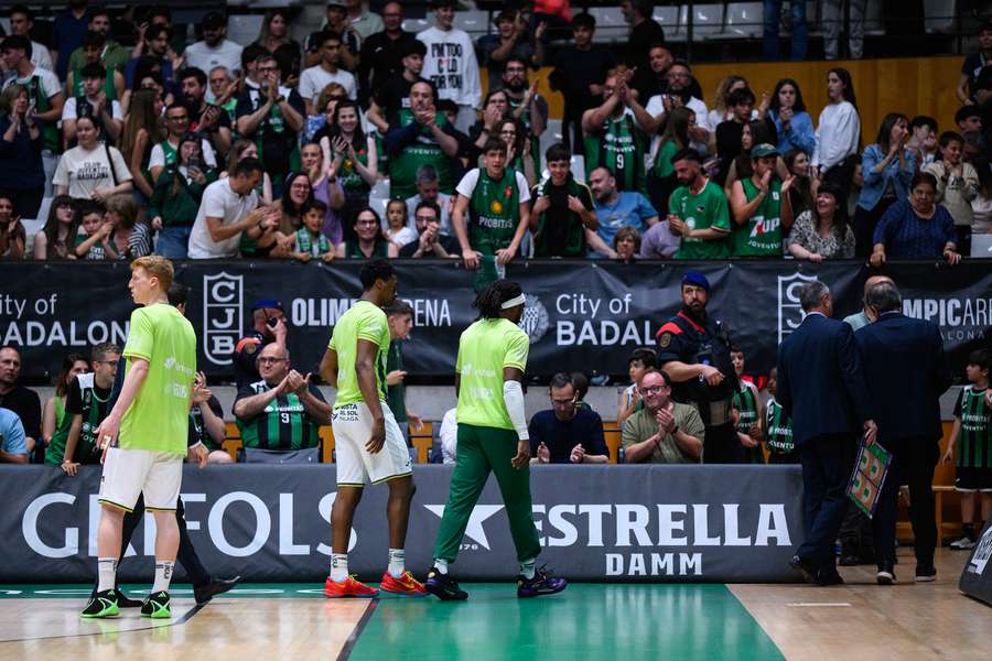 Los jugadores del Unicaja abandonan el Olímpico de Badalona