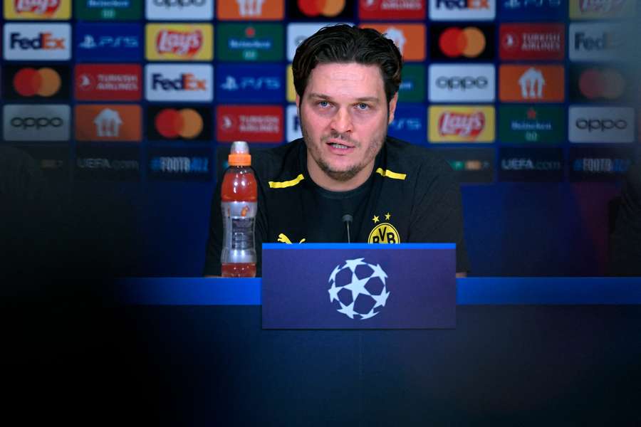 Edin Terzic tijdens de persconferentie in Eindhoven op maandagavond