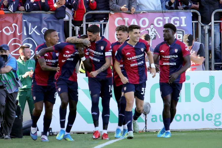 Hráči Cagliari slaví gól Paula Mendyho v zápase s Atalantou.