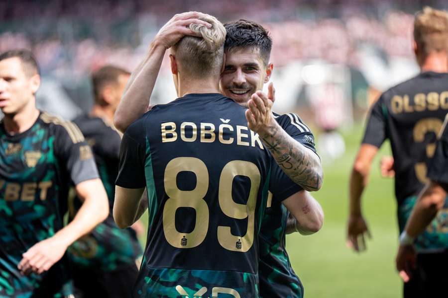 Matúš Vojtko świętuje gola z rodakiem i kolegą z drużyny Tomášem Bobčkiem. Obaj ciągną Gdansk w Ekstraklasie.