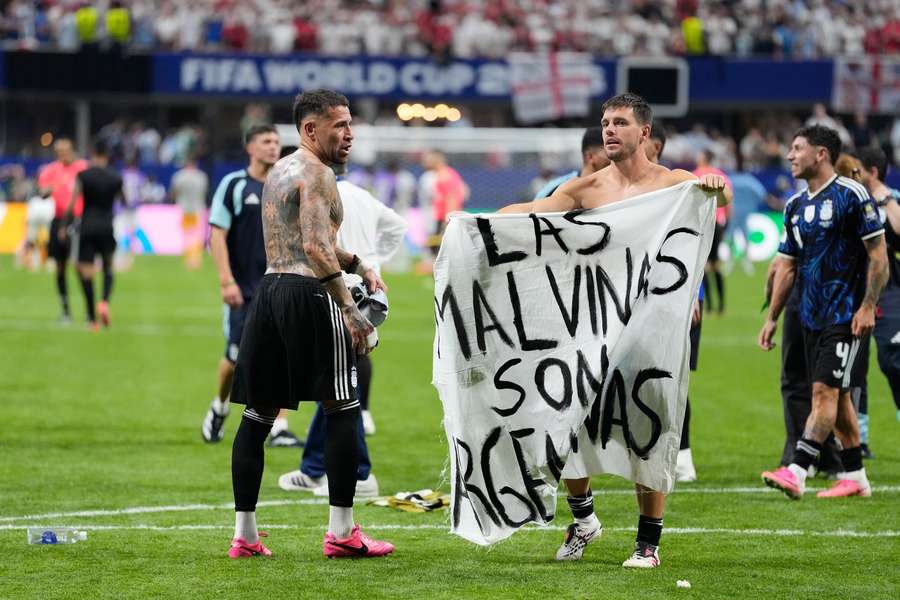 Giovani Lo Celso a preluat din tribune un banner pe care era scris mesajul ”Insulele Malvine sunt argentiniene” Giovani Lo Celso a preluat din tribune un banner pe care era scris mesajul ”Insulele Malvine sunt argentiniene”
