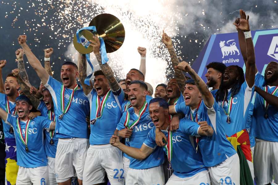 Napoli ergueu seu quarto troféu da Serie A Napoli ergueu seu quarto troféu da Serie A