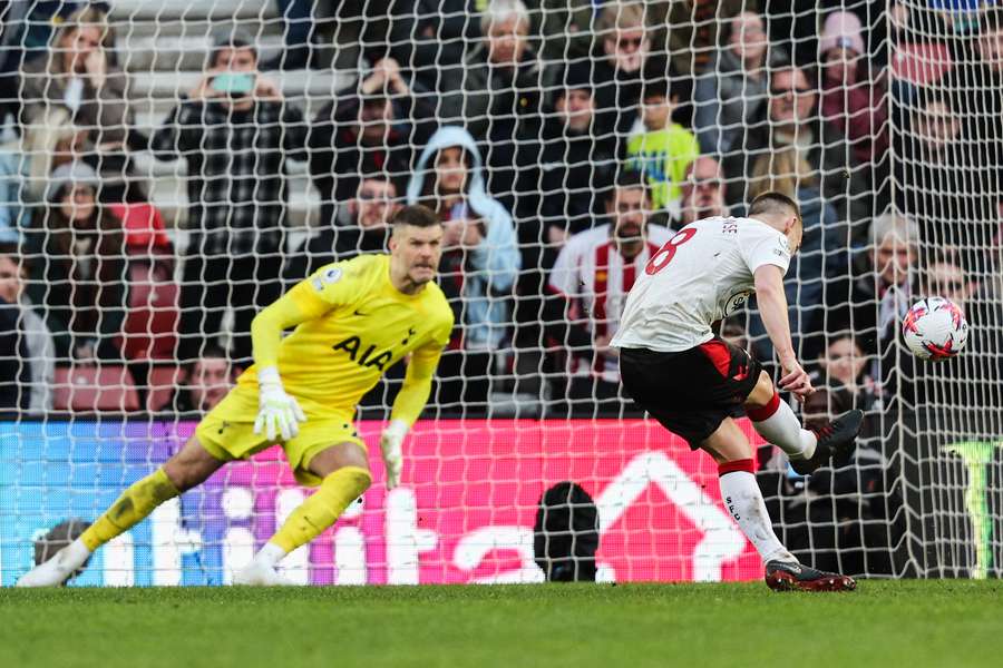 Southampton's English midfielder James Ward-Prowse shoots a penalty kick and scores